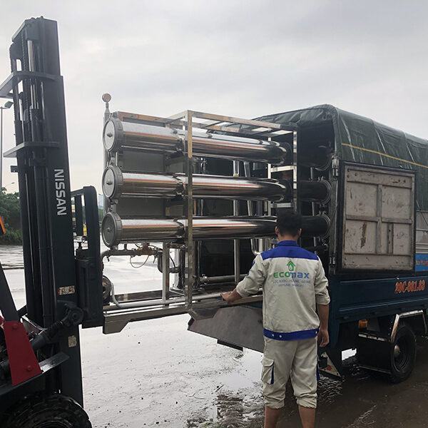 Cụm dây chuyền lọc nước RO công nghiệp 8000lít/h 2 thi cong lap dat day chuyen loc nuoc tinh khiet 8000lit
